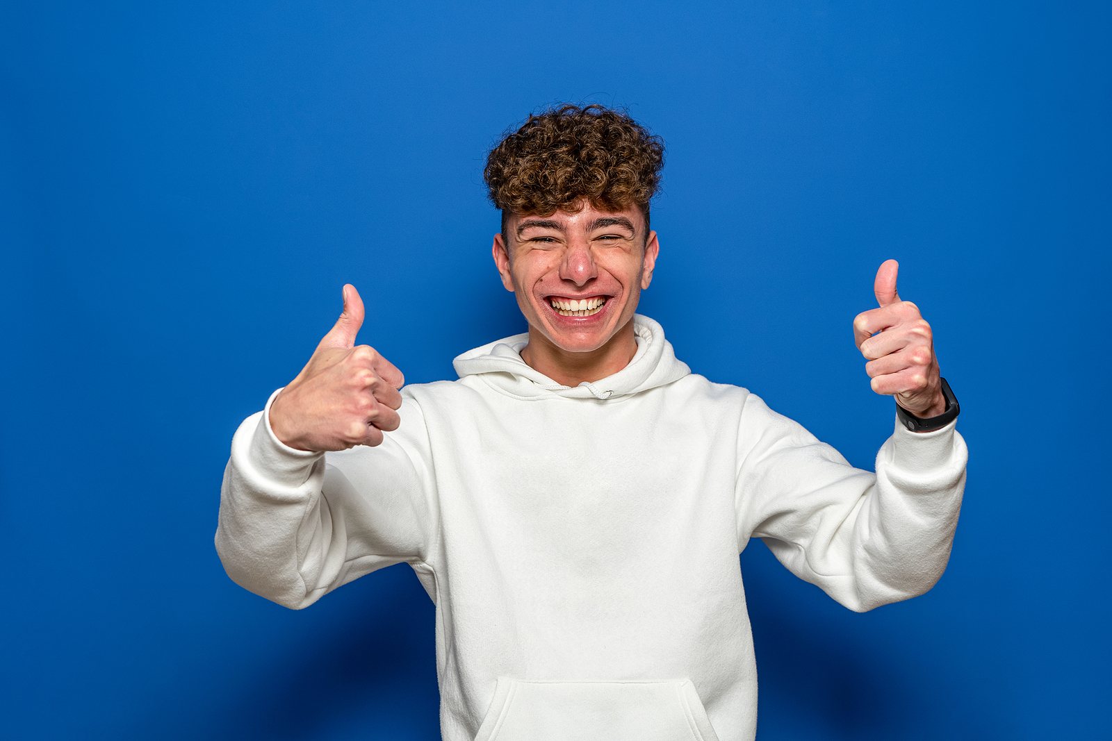 SCIENCE BEHIND WHY VENEERS DON’T STAIN
